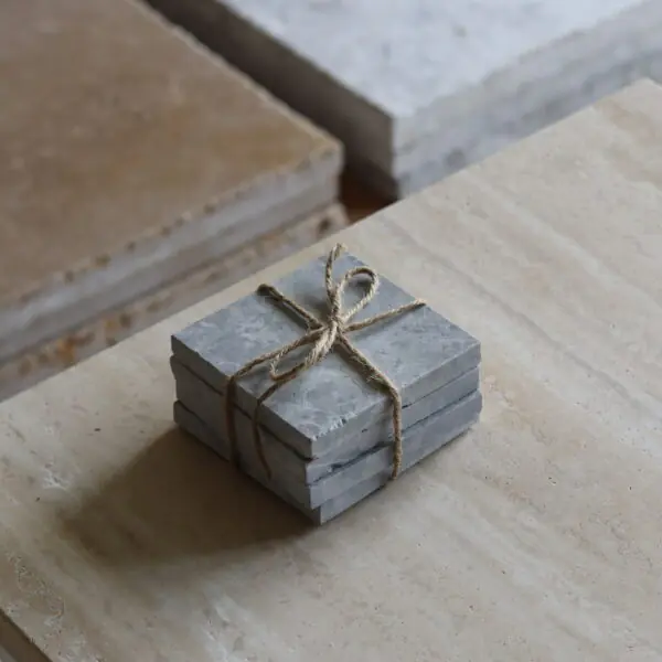 Próbki marmur Thundra Grey Szlifowany o wymiarach 10x10 cm, ułożone jedna na drugiej i związane sznurkiem.