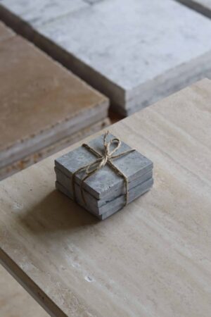 Próbki marmur Thundra Grey Szlifowany o wymiarach 10x10 cm, ułożone jedna na drugiej i związane sznurkiem.