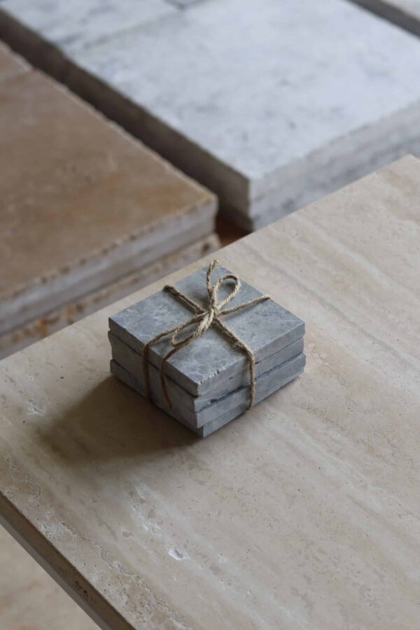 Próbki marmur Thundra Grey Szlifowany o wymiarach 10x10 cm, ułożone jedna na drugiej i związane sznurkiem.