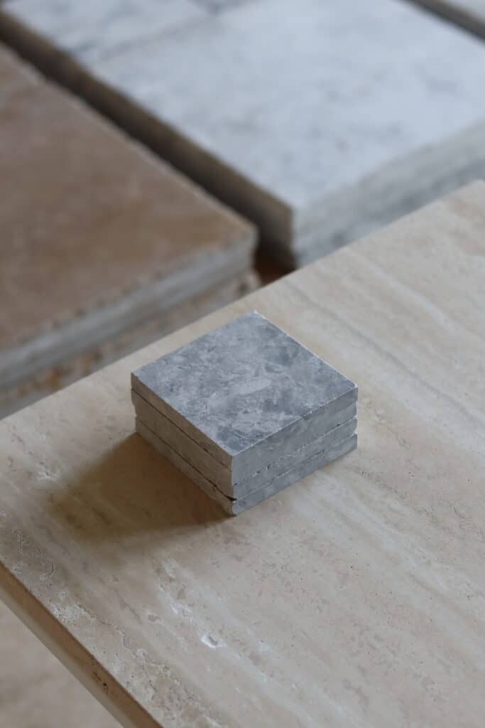 Próbki marmur Thundra Grey Szlifowany o wymiarach 10x10 cm, ułożone jedna na drugiej, bez sznurka.