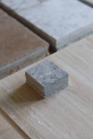 Próbki marmur Thundra Grey Szlifowany o wymiarach 10x10 cm, ułożone jedna na drugiej, bez sznurka.