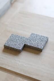 Próbki granit G654 Płomieniowany o wymiarach 10x10 cm, rozłożone obok siebie w jednym rzędzie.