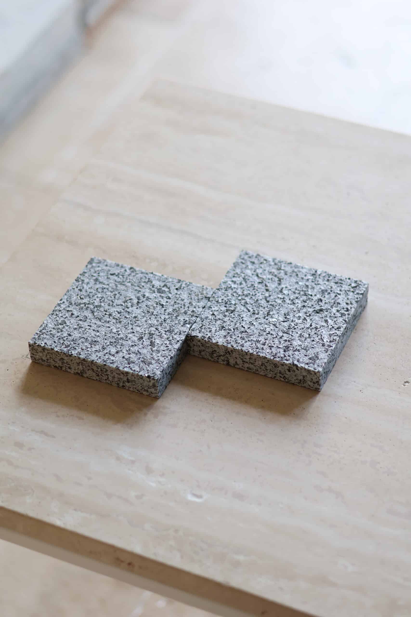 Próbki granit G654 Płomieniowany o wymiarach 10x10 cm, rozłożone obok siebie w jednym rzędzie.