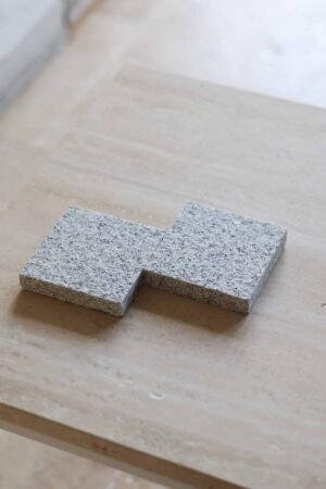 Próbki granit G603 Płomieniowany o wymiarach 10x10 cm, rozłożone obok siebie w jednym rzędzie.