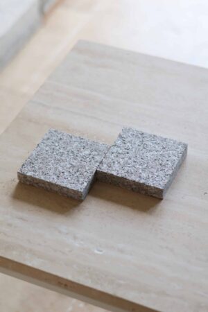 Próbki granit G664 Królewski Brąz o wymiarach 10x10 cm, rozłożone obok siebie w jednym rzędzie.