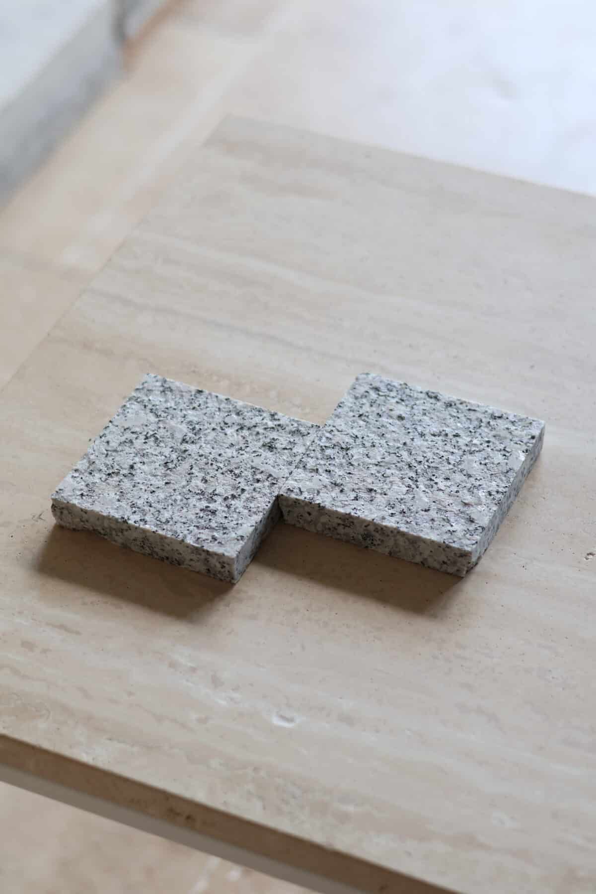Próbki granit G602 Płomieniowany o wymiarach 10x10 cm, rozłożone obok siebie w jednym rzędzie.