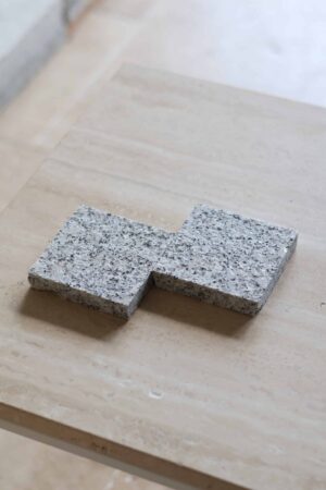 Próbki granit G602 Płomieniowany o wymiarach 10x10 cm, rozłożone obok siebie w jednym rzędzie.