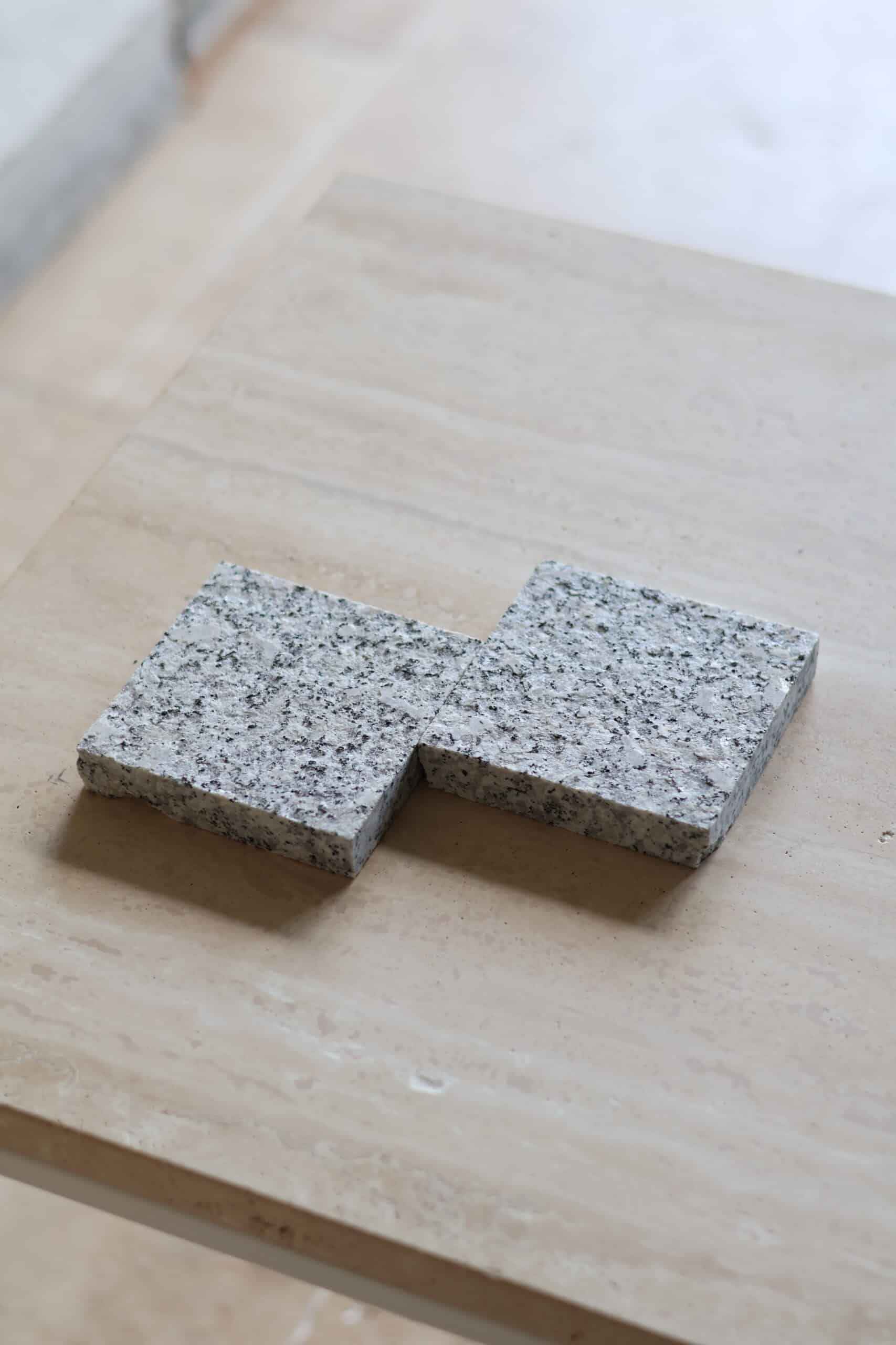 Próbki granit G602 Płomieniowany o wymiarach 10x10 cm, rozłożone obok siebie w jednym rzędzie.