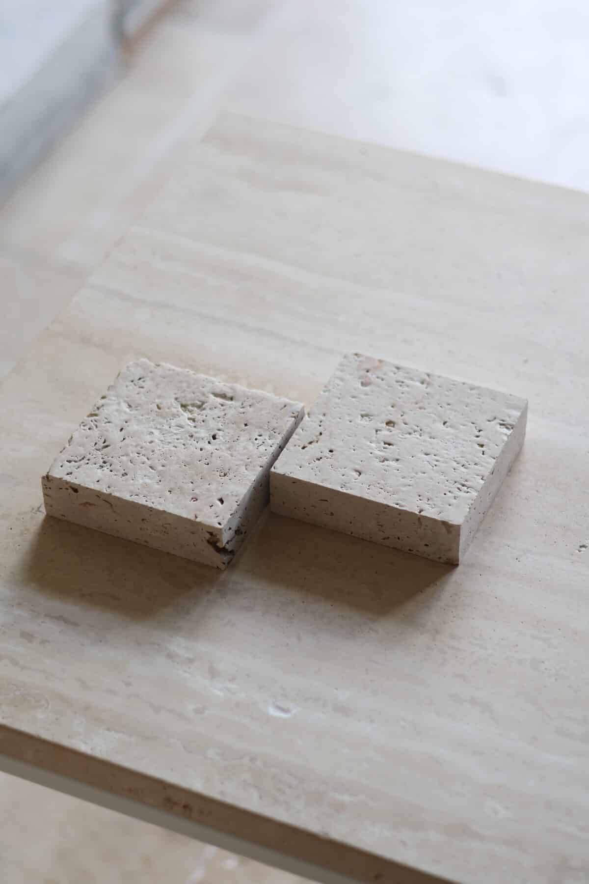 Próbki trawertyn Classic Light 3cm Szczotkowany o wymiarach 10x10 cm, rozłożone obok siebie w jednym rzędzie.