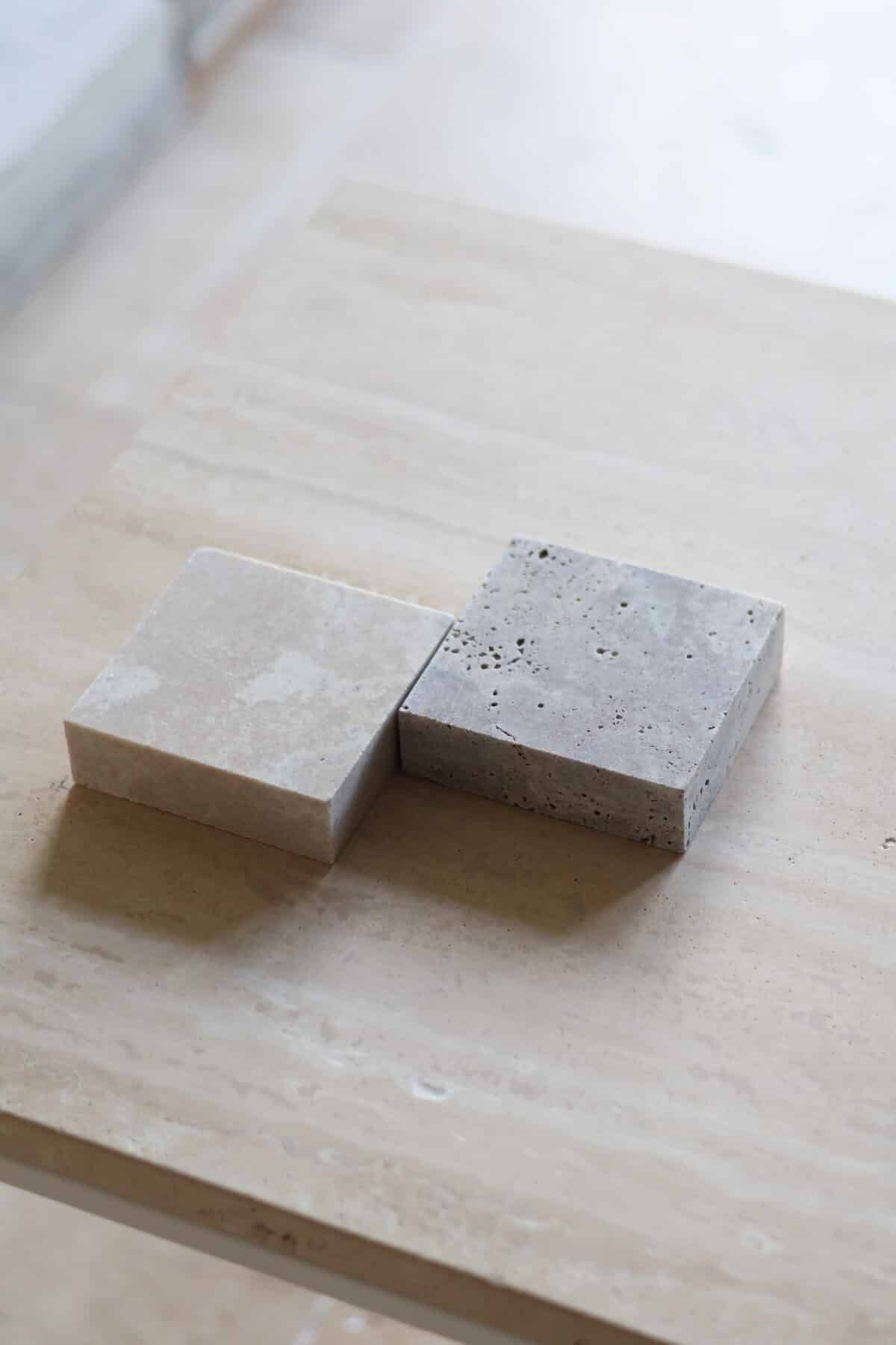 Próbki trawertyn Silver Latte 3cm Szlifowany o wymiarach 10x10 cm, rozłożone obok siebie w jednym rzędzie.