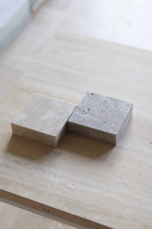 Próbki trawertyn Silver Latte 3cm Szlifowany o wymiarach 10x10 cm, rozłożone obok siebie w jednym rzędzie.