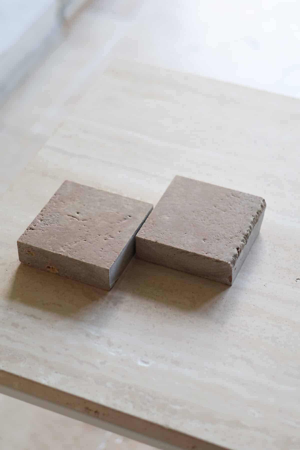 Próbki trawertyn Noce 3cm Szczotkowany o wymiarach 10x10 cm, rozłożone obok siebie w jednym rzędzie.