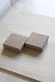 Próbki trawertyn Noce 3cm Szczotkowany o wymiarach 10x10 cm, rozłożone obok siebie w jednym rzędzie.