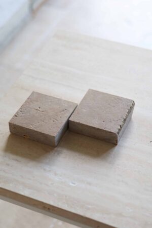 Próbki trawertyn Noce 3cm Szczotkowany o wymiarach 10x10 cm, rozłożone obok siebie w jednym rzędzie.