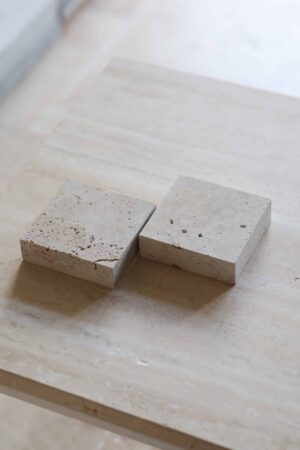 Próbki trawertyn Classic Mix 3cm Szlifowany o wymiarach 10x10 cm, rozłożone obok siebie w jednym rzędzie.