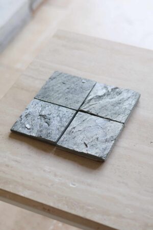 Próbki Silver Shine naturalny Łupek o wymiarach 10x10 cm, rozłożone obok siebie w jednym rzędzie.