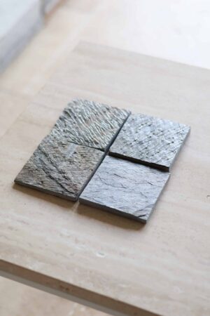 Próbki Deoli Green naturalny Łupek o wymiarach 10x10 cm, rozłożone obok siebie w jednym rzędzie.