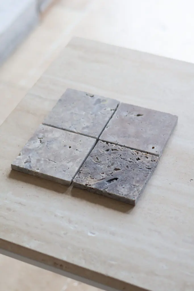 Próbki trawertyn Ash Mix Szlifowany o wymiarach 10x10 cm, rozłożone obok siebie w jednym rzędzie.