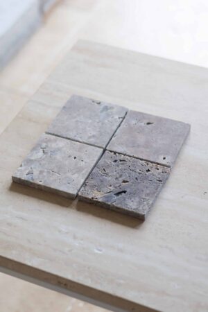 Próbki trawertyn Ash Mix Szlifowany o wymiarach 10x10 cm, rozłożone obok siebie w jednym rzędzie.