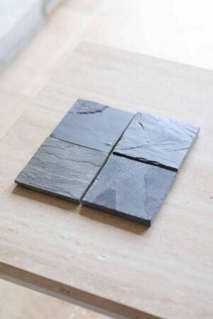 Próbki Black Slate naturalny Łupek o wymiarach 10x10 cm, rozłożone obok siebie w jednym rzędzie.