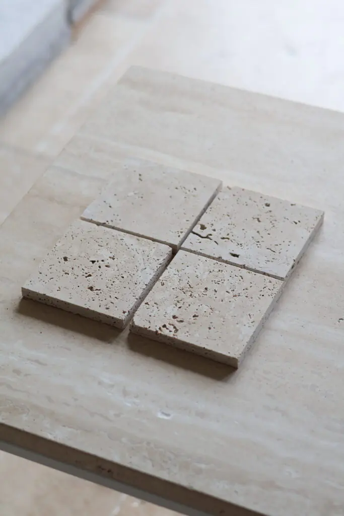 Próbki trawertyn Ivory Mix Szlifowany o wymiarach 10x10 cm, rozłożone obok siebie w jednym rzędzie.