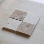 Próbki trawertyn szachownica Nougat & Super Light Szlifowany o wymiarach 10x10 cm, rozłożone obok siebie w jednym rzędzie.