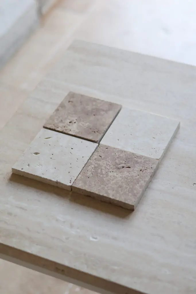 Próbki trawertyn szachownica Nougat & Super Light Szlifowany o wymiarach 10x10 cm, rozłożone obok siebie w jednym rzędzie.