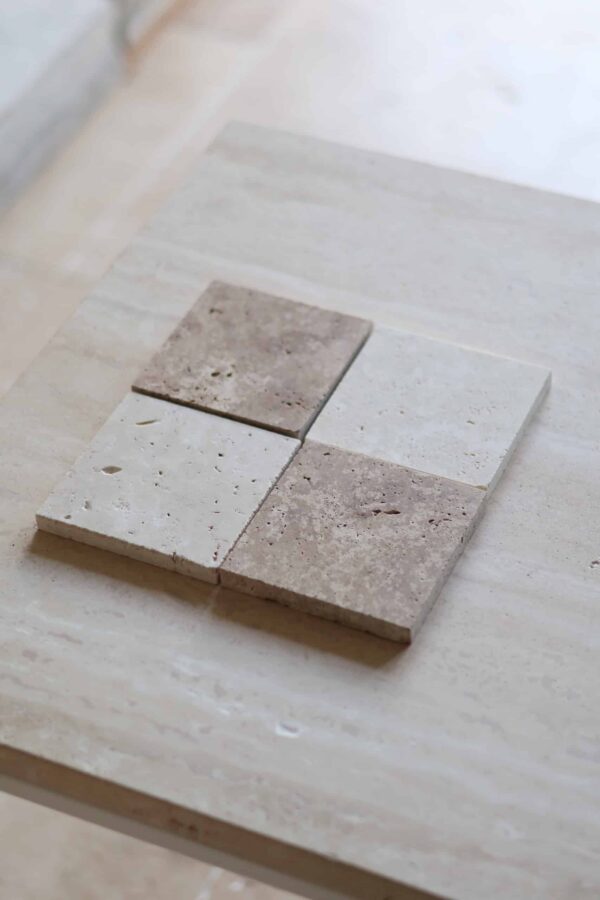 Próbki trawertyn szachownica Nougat & Super Light Szlifowany o wymiarach 10x10 cm, rozłożone obok siebie w jednym rzędzie.