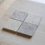 Próbki trawertyn szachownica Super Light & Silver Premium Szlifowany o wymiarach 10x10 cm, rozłożone obok siebie w jednym rzędzie.