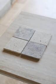 Próbki trawertyn szachownica Super Light & Silver Premium Szlifowany o wymiarach 10x10 cm, rozłożone obok siebie w jednym rzędzie.
