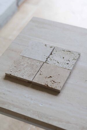 Próbki trawertyn Rustic Classic Light Szlifowany o wymiarach 10x10 cm, rozłożone obok siebie w jednym rzędzie.
