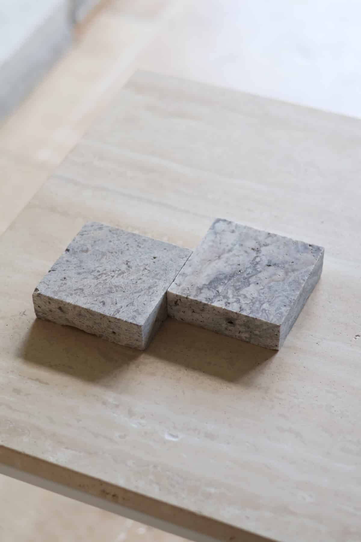 Próbki trawertyn Ash Mix 3cm Szlifowany o wymiarach 10x10 cm, rozłożone obok siebie w jednym rzędzie.