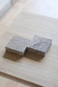 Próbki trawertyn Ash Mix 3cm Szlifowany o wymiarach 10x10 cm, rozłożone obok siebie w jednym rzędzie.