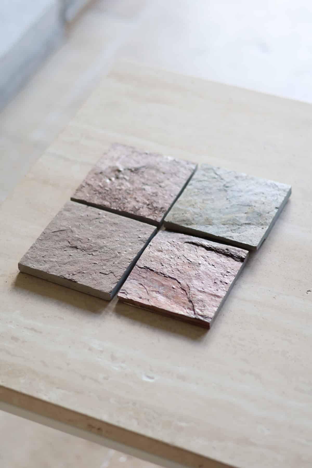 Próbki Red Coupper naturalny Łupek o wymiarach 10x10 cm, rozłożone obok siebie w jednym rzędzie.