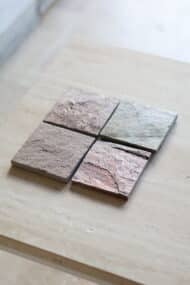 Próbki Red Coupper naturalny Łupek o wymiarach 10x10 cm, rozłożone obok siebie w jednym rzędzie.