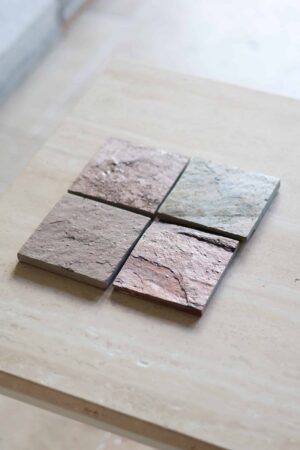 Próbki Red Coupper naturalny Łupek o wymiarach 10x10 cm, rozłożone obok siebie w jednym rzędzie.