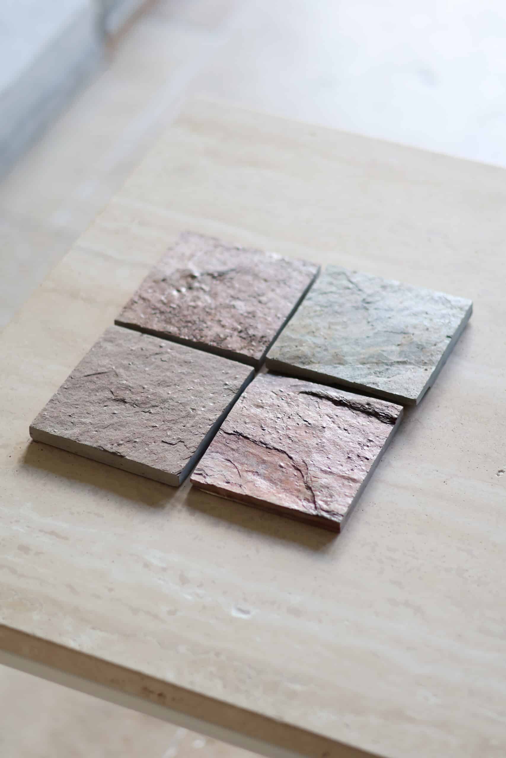 Próbki Red Coupper naturalny Łupek o wymiarach 10x10 cm, rozłożone obok siebie w jednym rzędzie.