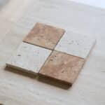 Próbki trawertyn Super Light & Yellow szachownica Szlifowana o wymiarach 10x10 cm, rozłożone obok siebie w jednym rzędzie.