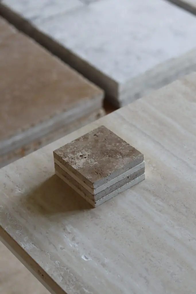 Próbki trawertyn szachownica Nougat & Super Light Szlifowany o wymiarach 10x10 cm, ułożone jedna na drugiej, bez sznurka.