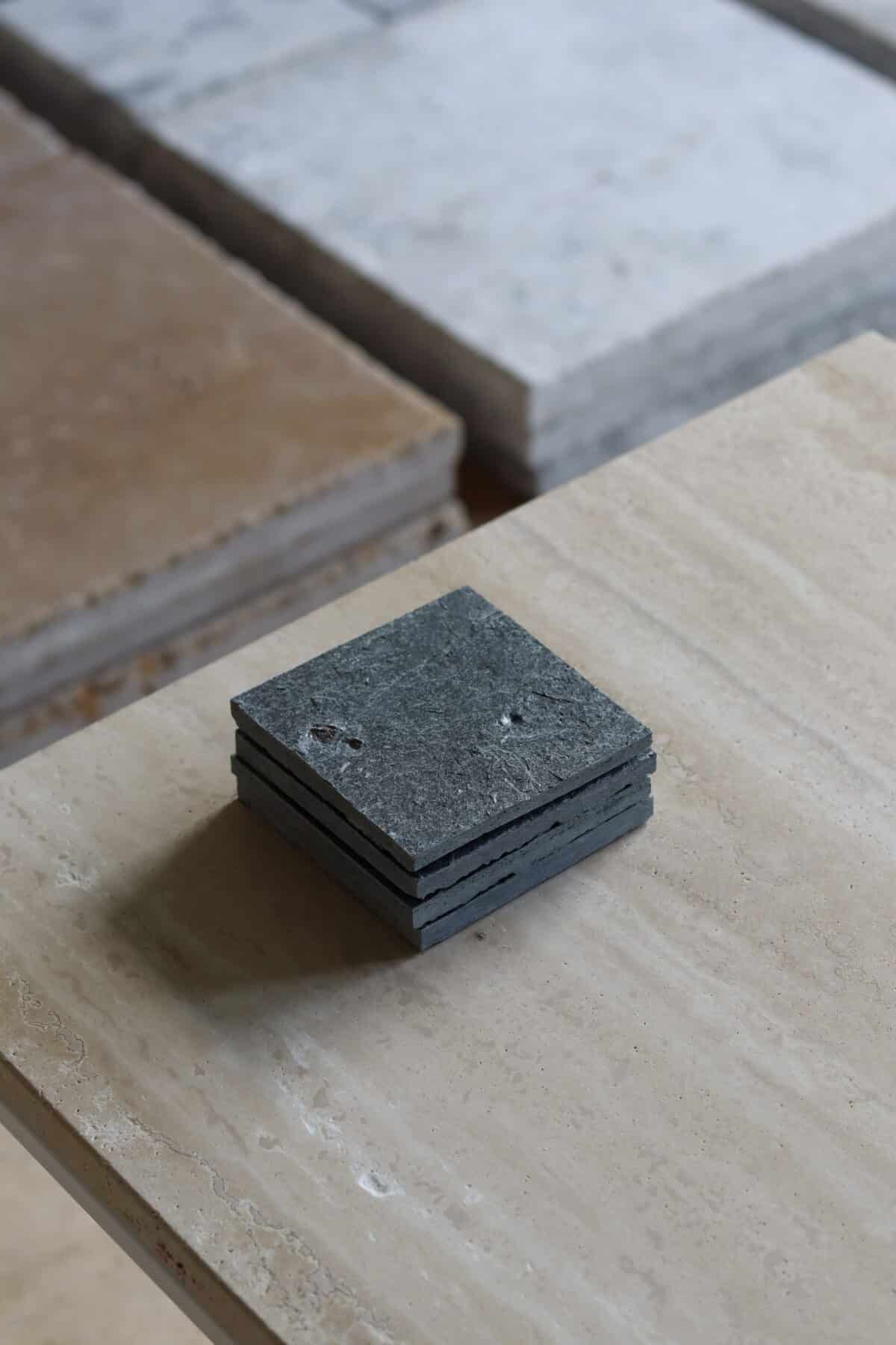 Próbki kwarcyt Sill Grey Naturalny łupany o wymiarach 10x10 cm, ułożone jedna na drugiej, bez sznurka.