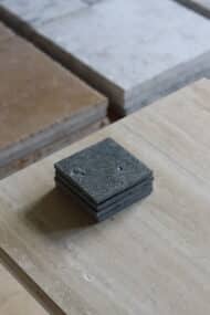 Próbki kwarcyt Sill Grey Naturalny łupany o wymiarach 10x10 cm, ułożone jedna na drugiej, bez sznurka.