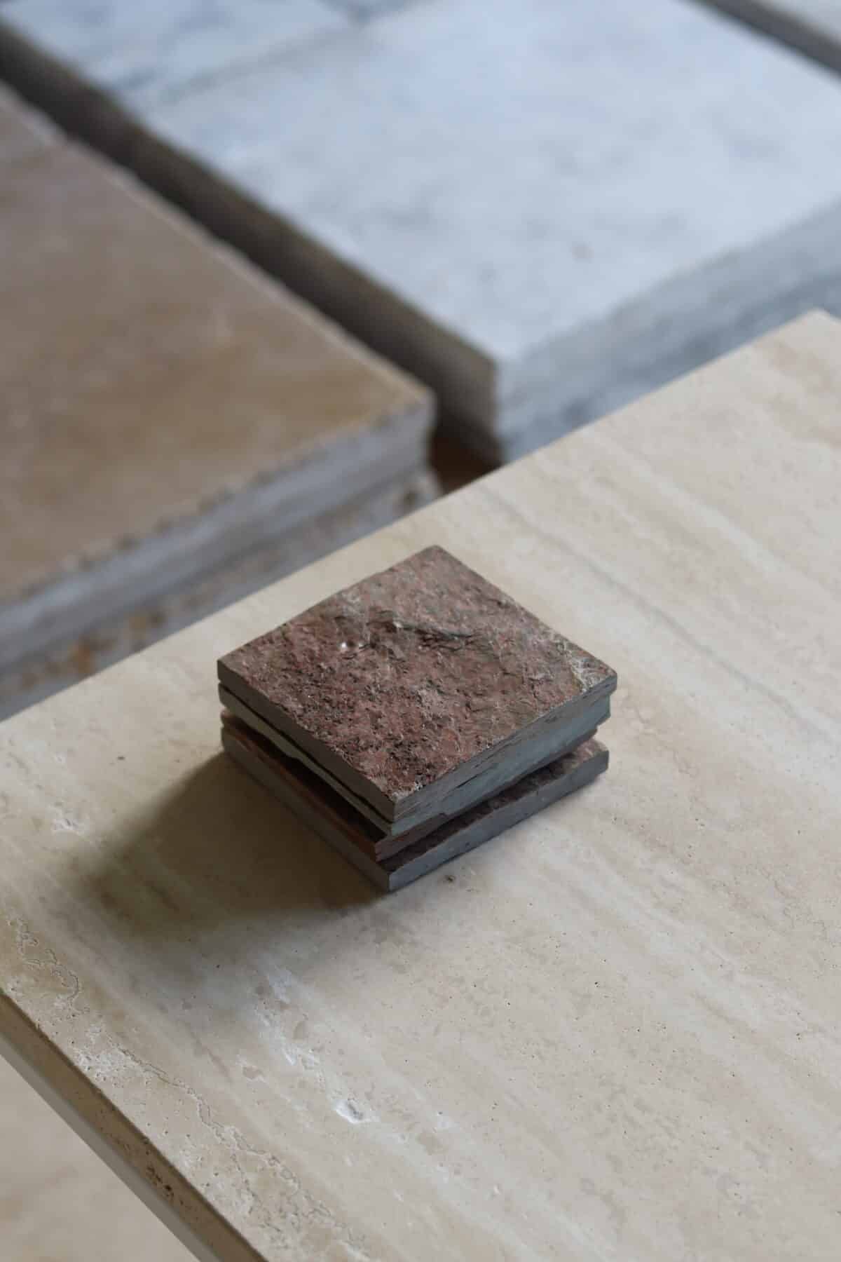 Próbki Red Coupper naturalny Łupek o wymiarach 10x10 cm, ułożone jedna na drugiej, bez sznurka.