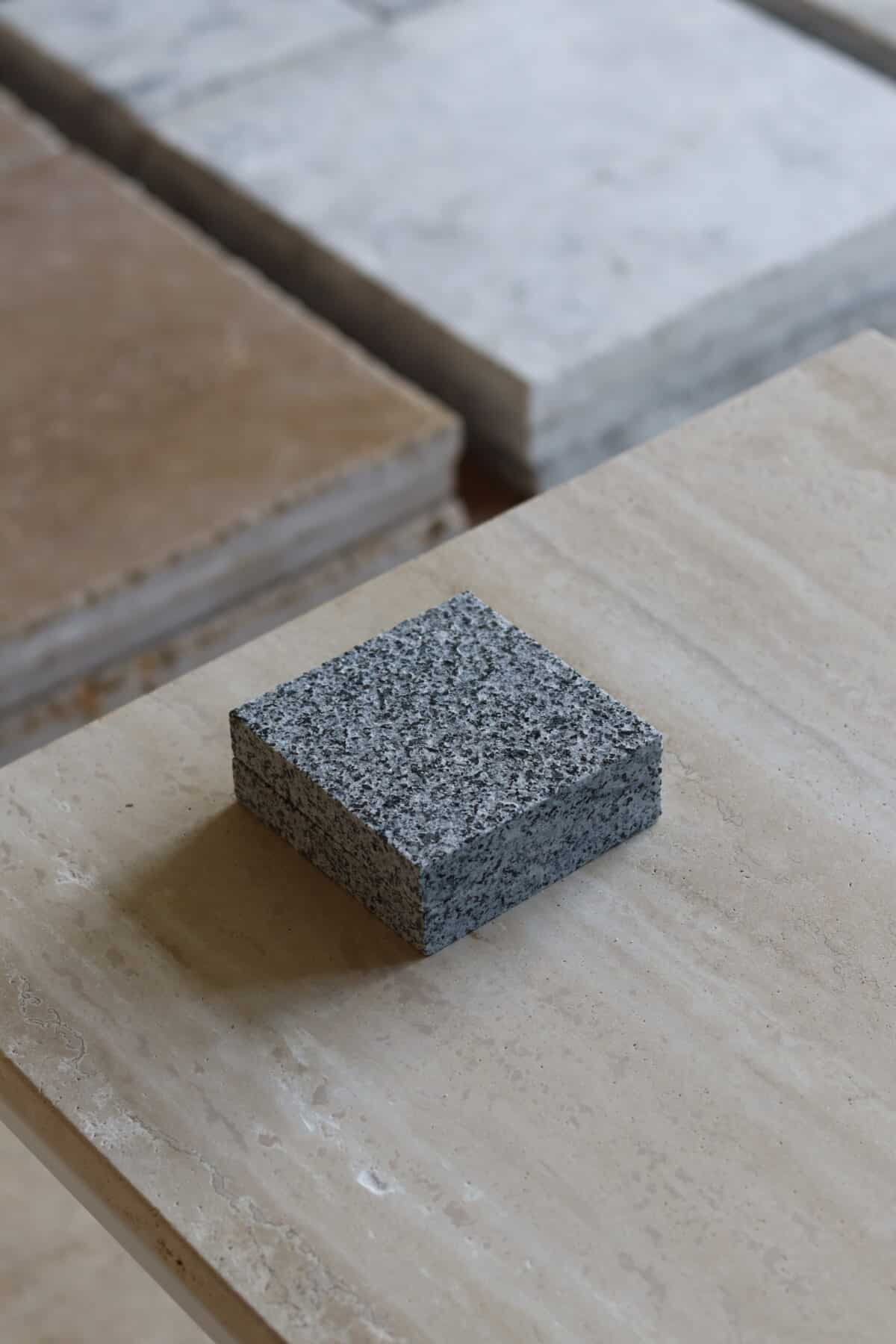 Próbki granit G654 Płomieniowany o wymiarach 10x10 cm, ułożone jedna na drugiej, bez sznurka.