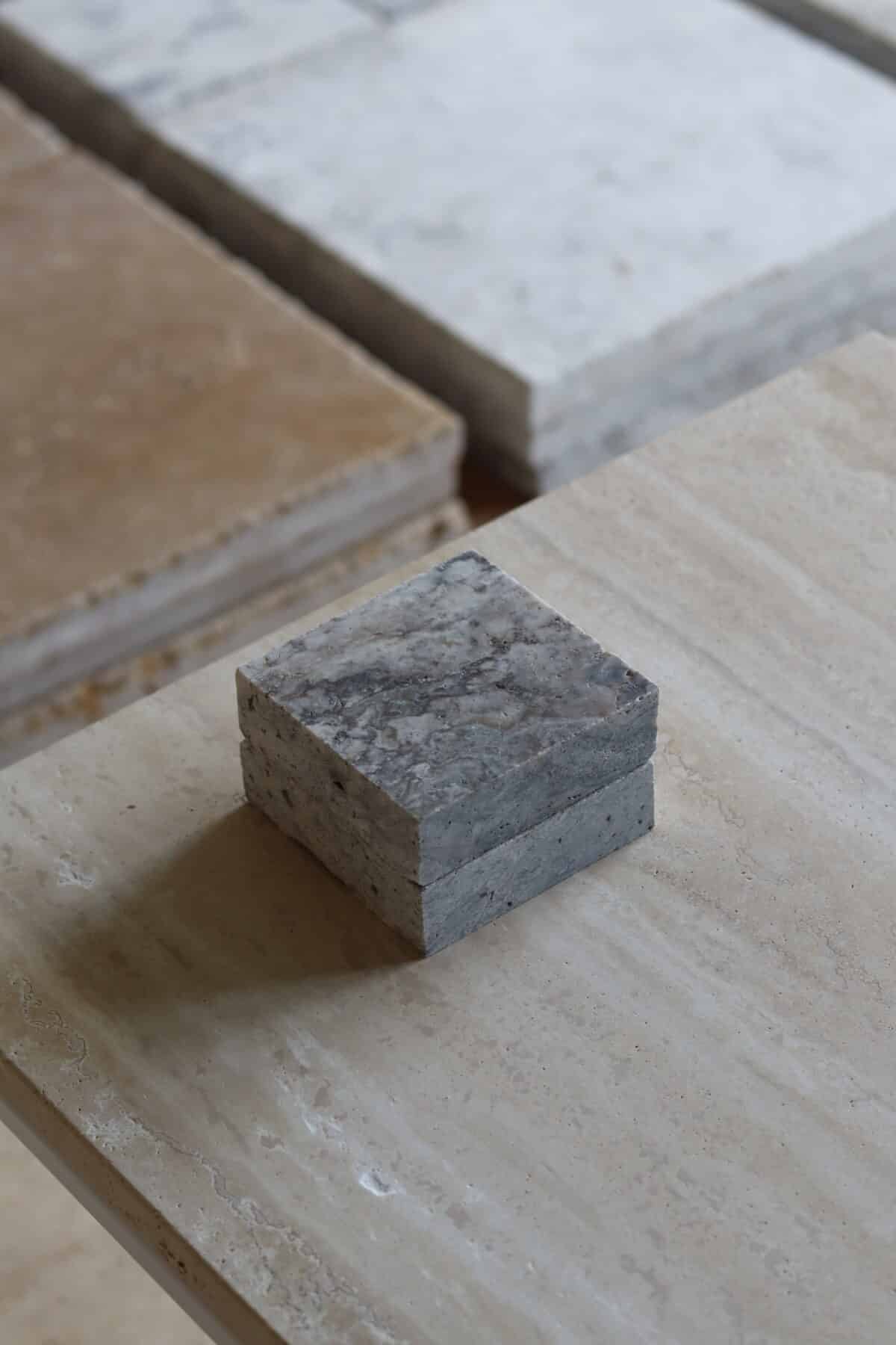 Próbki trawertyn Ash Mix 3cm Szlifowany o wymiarach 10x10 cm, ułożone jedna na drugiej, bez sznurka.
