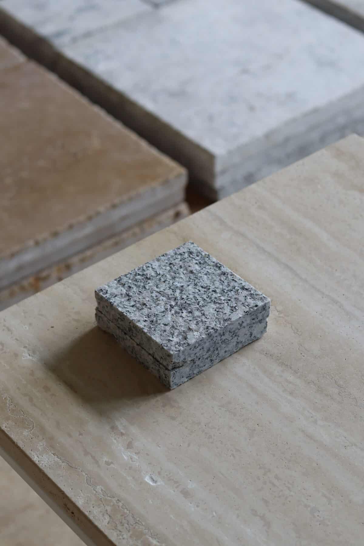 Próbki granit G602 Płomieniowany o wymiarach 10x10 cm, ułożone jedna na drugiej, bez sznurka.