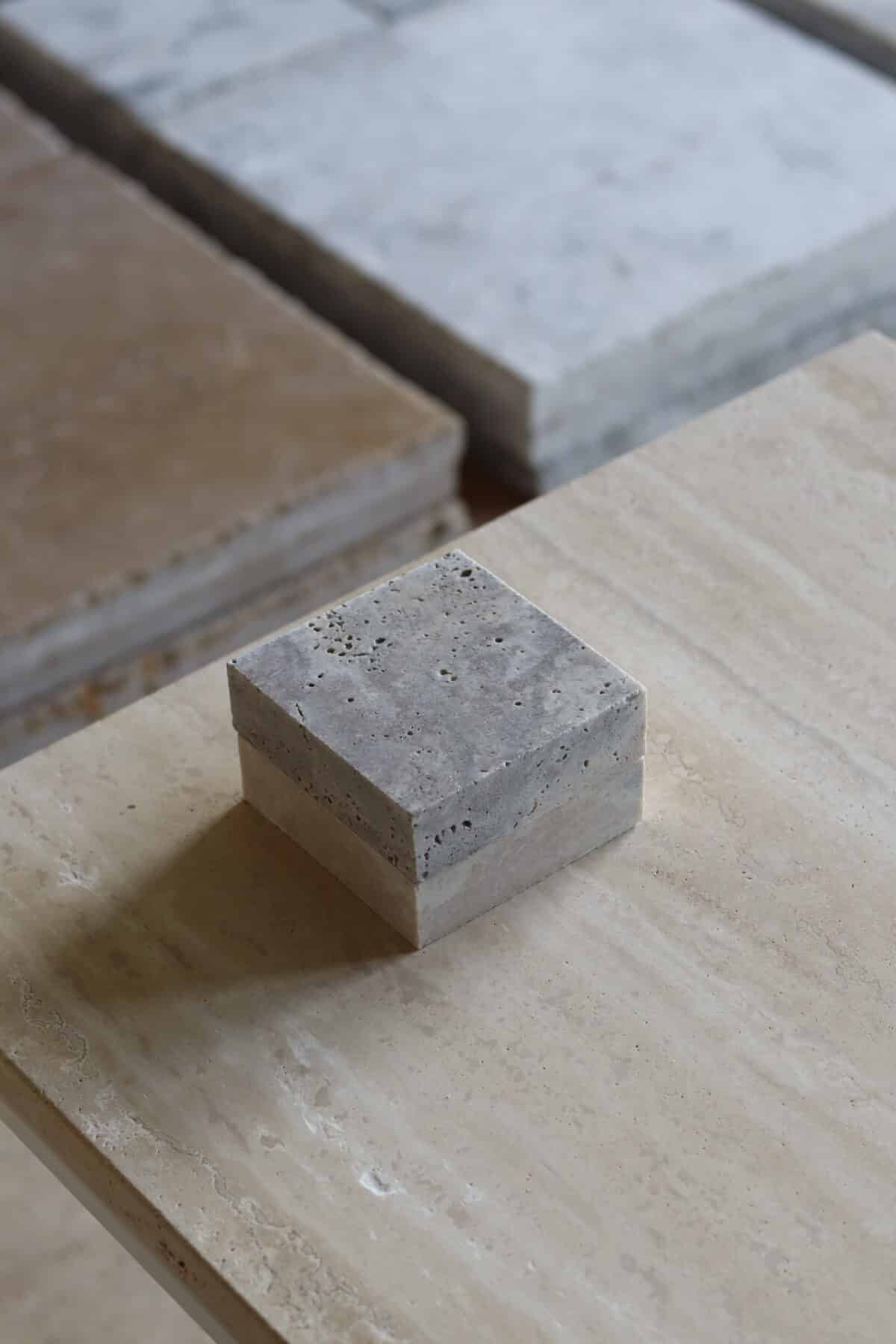 Próbki trawertyn Silver Latte 3cm Szlifowany o wymiarach 10x10 cm, ułożone jedna na drugiej, bez sznurka.