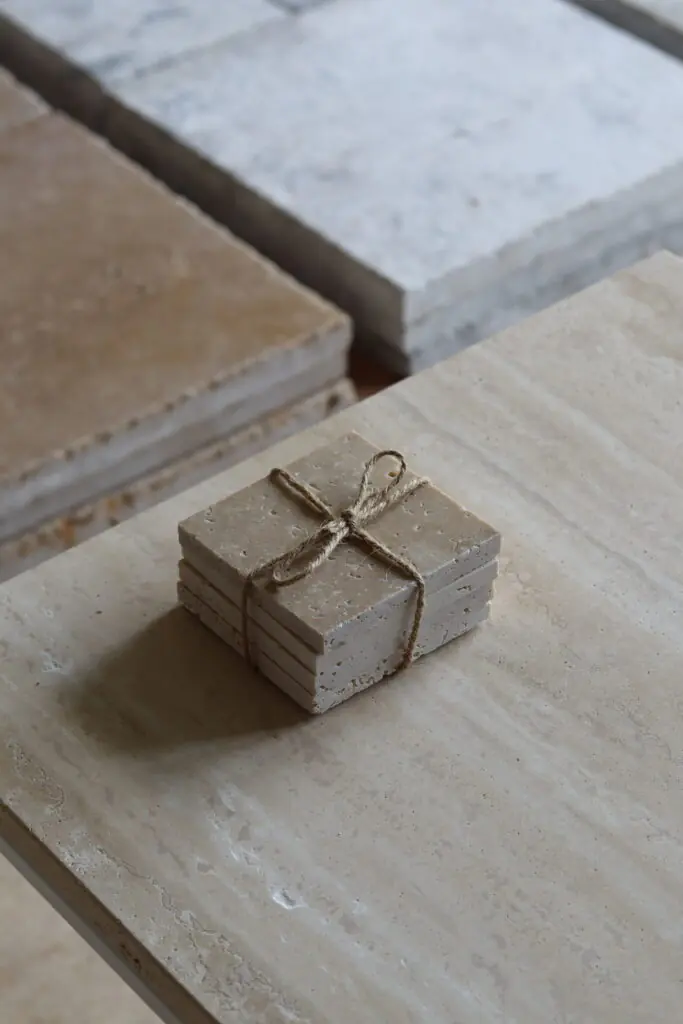 Próbki trawertyn Classic Mix Szlifowany o wymiarach 10x10 cm, ułożone jedna na drugiej i związane sznurkiem.