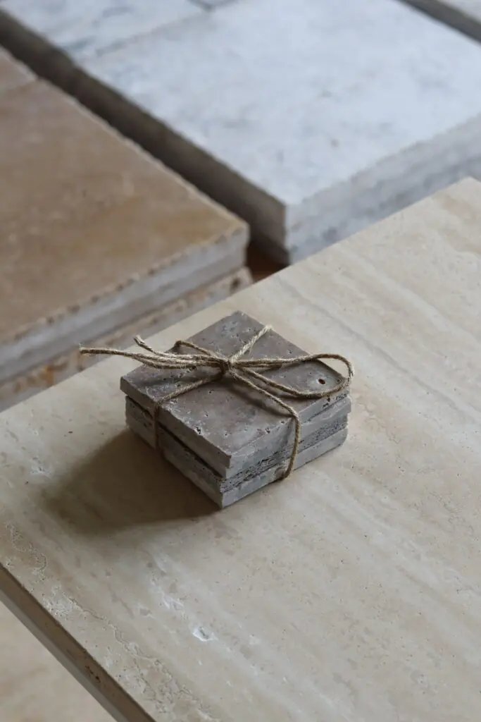 Próbki trawertyn Ash Mix Szlifowany o wymiarach 10x10 cm, ułożone jedna na drugiej i związane sznurkiem.