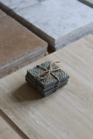 Próbki Deoli Green naturalny Łupek o wymiarach 10x10 cm, ułożone jedna na drugiej i związane sznurkiem.