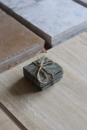 Próbki Silver Shine naturalny Łupek o wymiarach 10x10 cm, ułożone jedna na drugiej i związane sznurkiem.